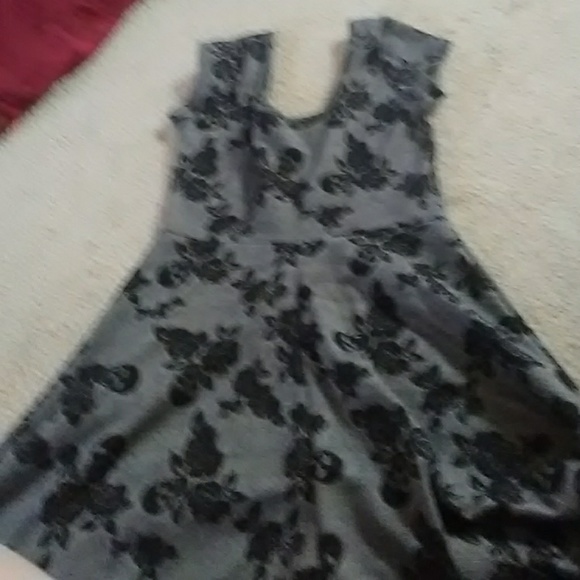 Grey and black rose and skull print dress - Picture 2 of 2